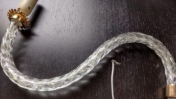 Ребристые стеклянные кронштейны для настенных светильников и люстр.