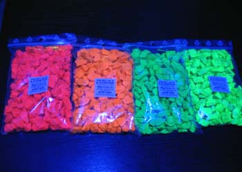 ŚWIECĄCE KAMIENIE W UV FLUORESCENCYJNE 20 sztuk KAMYCZKI OZDOBNE DO WYBORU