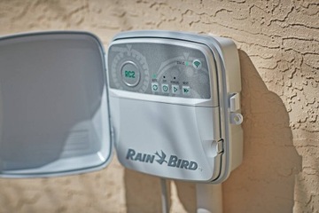 STEROWNIK NAWADNIANIA ZEWNĘTRZNY WIFI RC2 8 RAIN BIRD WBUDOWANY MODUŁ WIFI