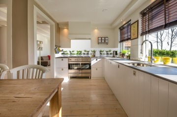 Стеклянная панель с индивидуальной графикой, закаленное стекло.