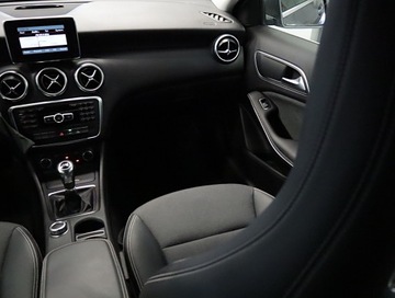 Mercedes Klasa A W176 Hatchback 5d 1.6 180 BlueEFFICIENCY 122KM 2014 Mercedes A A 180, Skóra, Navi, Klima, Parktronic, zdjęcie 7