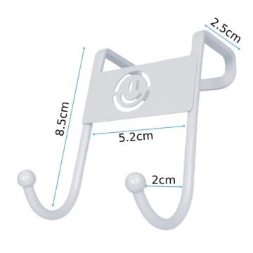 Двойная дверная вешалка с белым крючком с узором, висящая на двери