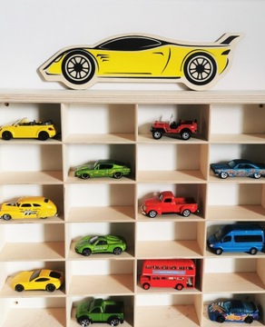 3 гоночных автомобиля на полке Hot Wheels