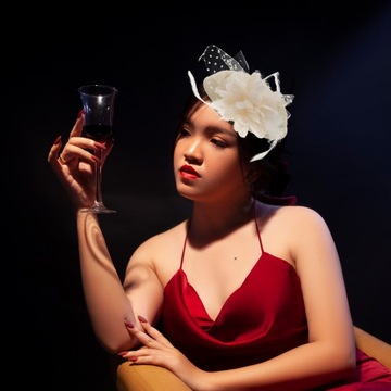 Fascynator do kapeluszy w stylu vintage w beżowe kropki