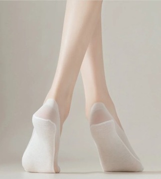 Тонкие белые женские ножки с силиконом.