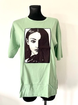 Luźna miętowa pistacjowa bluzka t-shirt z nadrukiem twarz kobieta - 40 L