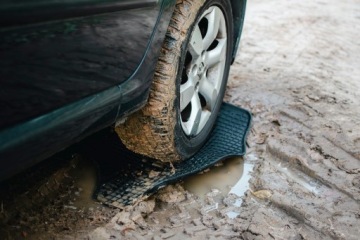 АВТОМОБИЛЬНЫЕ КОВРИКИ С РЕЗИНОВЫМИ БОРТИКАМИ + ЗАГЛУШКИ - ПРАКТИЧНЫЙ НАБОР