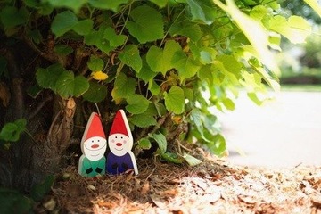 Деревянные гномы в боулинге Буйтен Шпил играют в мяч