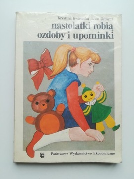 Nastolatki robią ozdoby i upominki