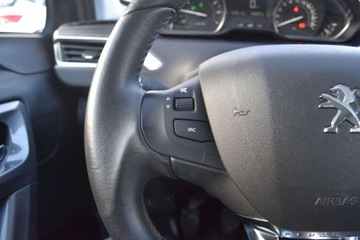 Peugeot 2008 I SUV Facelifting 1.2 PureTech 110KM 2018 Peugeot 2008 SalonPL 110KM Climatronic Nawigacja Smartlink Czujniki Park., zdjęcie 13