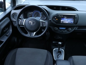 Toyota Yaris III Hatchback 5d Facelifting Hybrid 100KM 2014 Toyota Yaris 1.5 Hybrid, Automat, Klima, zdjęcie 6