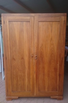 Старый старинный деревянный двухдверный шкаф