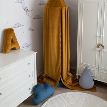 Желтый балдахин Типи над красной кроватью