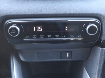 Toyota Yaris III Hatchback 5d Facelifting 2017 1.5 Hybrid 100KM 2020 Toyota Yaris 1.5 Hybrid, Salon Polska, zdjęcie 12