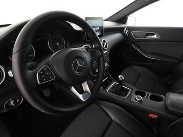 Mercedes Klasa A W176 Hatchback 5d Facelifting 180 122KM 2016 Mercedes A 180 full LED navi grzane fotele, zdjęcie 13