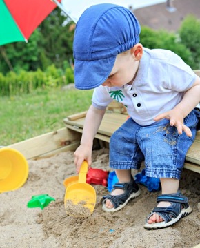 ПЕСОЧНИЦА 150х150, ДЕРЕВЯННАЯ, ЗАКРЫТАЯ, С ВЕРХНЕЙ И СИДЕНЬЯМИ, 2Х ОКРАШЕННАЯ