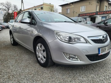 Opel Astra J Hatchback 5d 1.6 Twinport ECOTEC 115KM 2011 Opel Astra 1.6 115 KM 100% Przebieg 105 Tyś km, zdjęcie 4