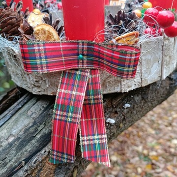 РОЖДЕСТВЕНСКОЕ ПЛАТЬЕ ДЛЯ РОЖДЕСТВЕНСКОГО СТОЛА, РОЖДЕСТВЕНСКИЙ ВЕНОК, ЧЕТЫРЕ СВЕЧИ