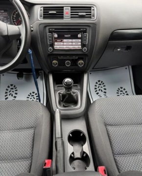 Volkswagen Jetta VI Sedan 1.2 TSI 105KM 2013 Volkswagen Jetta Salon Polska. Serwis ASO Czujniki 1.2 Benzyna 105KM, zdjęcie 11