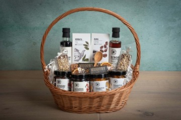 Подарочная корзина, фруктовый сироп, кофе, чай, сиропы, шоколад