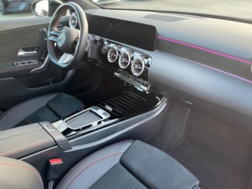 Mercedes Klasa A W177/V177 Hatchback Plug-In Facelifting 1.3 250e 218KM 2025 MERCEDES-BENZ A Klasa 250 e AMG Line 1.3 (218KM) 2025, zdjęcie 9