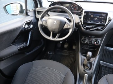 Peugeot 208 I Hatchback 5d Facelifting 1.2 PureTech 82KM 2017 Peugeot 208 1.2 PureTech, Salon Polska, zdjęcie 6