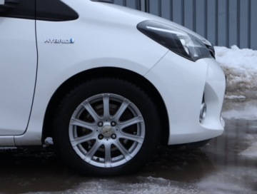 Toyota Yaris III Hatchback 5d Facelifting Hybrid 100KM 2014 Toyota Yaris 1.5 Hybrid, Automat, Klima, zdjęcie 13