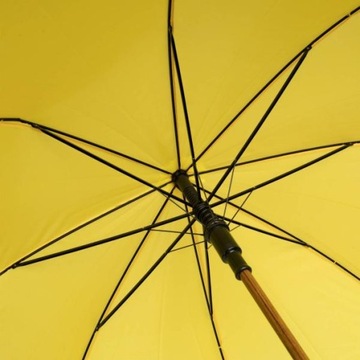 Желтый автоматический зонт с длинной деревянной ручкой.