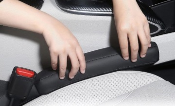 Набор подушек, заполняющих пространство между сиденьями