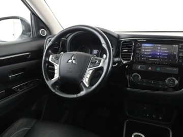 Mitsubishi Outlander III SUV PHEV Facelifting 2017 2.0 203KM 2017 Mitsubishi Outlander PHEV 4x4 automat skóra el., zdjęcie 15