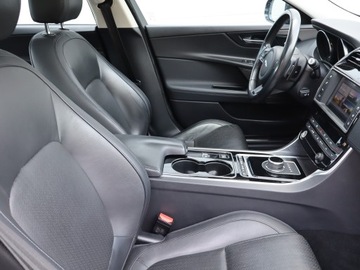 Jaguar XE Sedan 2.0 i4 180KM 2018 Jaguar XE 20d, 177 KM, Automat, Skóra, Navi, zdjęcie 8
