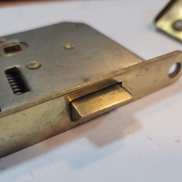 Zamek wpuszczany drzwiowy - lewy KK21/80/351 dwie klamki mosiądz