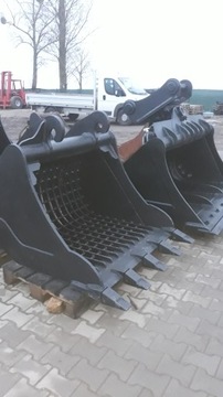 Просеивая ложку, приминая ажурную ложку.