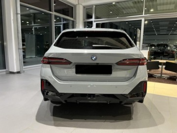 BMW Seria 5 G90-91 2026 BMW Seria 5 Touring 540d xDrive Sport Combi 3.0 (303KM) 2026, zdjęcie 3