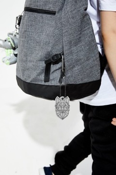 БРЕЛОК С ГЕОМЕТРИЧЕСКОЙ ТАТУ СКАНДИ И СВЕТОТВОРОТНЫМ ВОЛКОМ