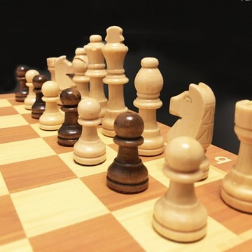 Стиль 34x34 см. 4 магнитные деревянные шахматные фигуры Queens.