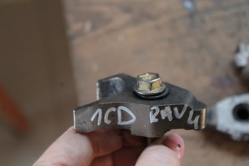 КРЕПЛЕНИЕ РУЧКИ ИНЖЕКЦИОННОГО СТЕКЛА RAV 4 II 2.0 D4D