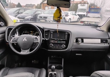 Mitsubishi Outlander III SUV 2.2 DOHC DI-D 150KM 2013 Mitsubishi Outlander 2013r, 2.3 DIESEL 4x4. Uszkodzony tyl i lekko przod., zdjęcie 5