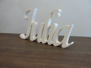 Надпись имени, стоящая на белой фанере, 3D надпись, буквы