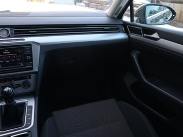 Volkswagen Passat B8 Limousine 1.8 TSI BlueMotion Technology 180KM 2018 VW Passat 1.8 TSI, Salon Polska, Klima, zdjęcie 7