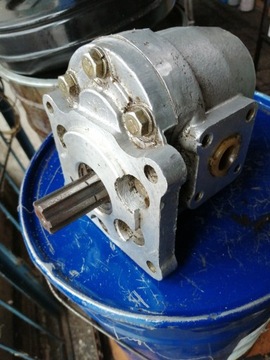 Pompa hydrauliczna koparka Białoruśka.