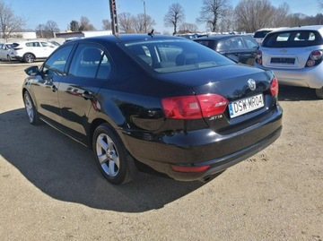 Volkswagen Jetta VI Sedan 1.6 TDI CR DPF 105KM 2011 Volkswagen Jetta 1.6 105 km klima, elektryka, zdjęcie 3