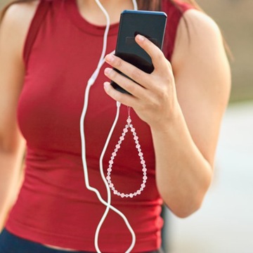 Модный чехол для телефона на ремешке, украшенном бисером.