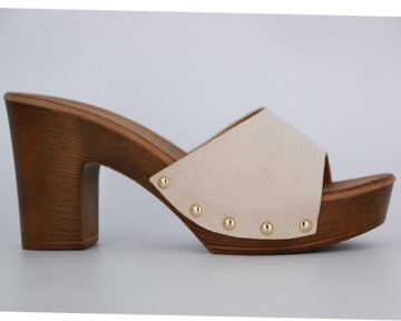 BEŻOWE DREWNIAKI NA OBCASIE KLAPKI DAMSKIE ZAMSZOWE Z ĆWIEKAMI 40