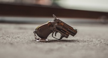 BRELOK BRELOCZEK ZAPALNICZKA REWOLWER METALOWA