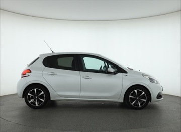 Peugeot 208 I Hatchback 5d Facelifting 1.2 PureTech 110KM 2018 Peugeot 208 1.2 PureTech, Salon Polska, zdjęcie 5