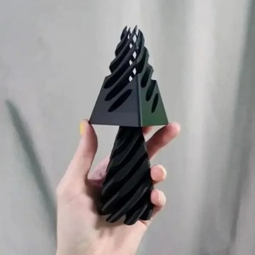 3D-скульптура «Невозможная пирамида» - вращающаяся башня египетской пирамиды