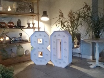 Большая цифра 8 со светодиодными лампочками для украшения дня рождения