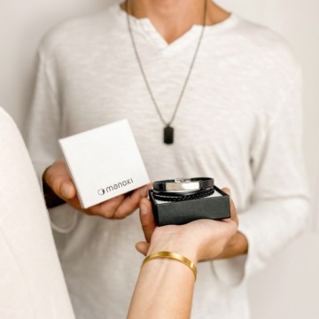 ЖЕНСКИЙ КУЛОН НА СТРУНЕ, ГРАВИРОВКА НА СИНЕЙ СМОЛЕ