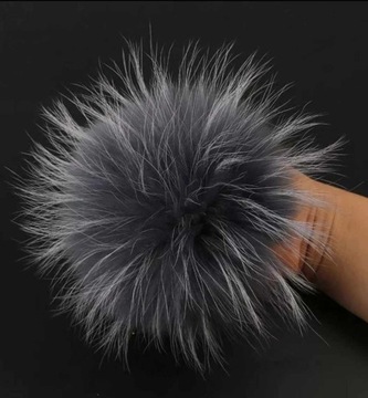 Duży pompon z jenota naturalnego do czapki D. GREY